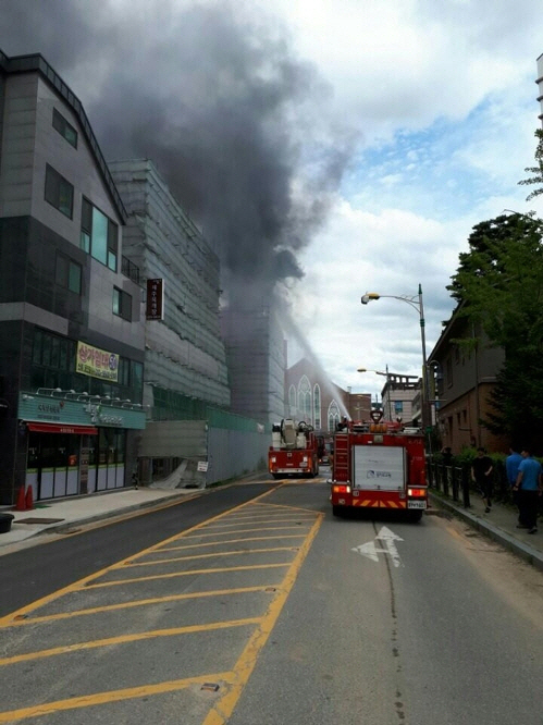 안성 상가주택 신축공사장서 불…연기로 주변 피해