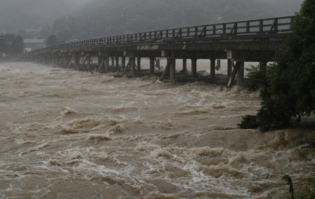 일본 교토에서 폭우가 이어지면서 6일 강물이 불어나고 있다. /교토=AFP연합뉴스