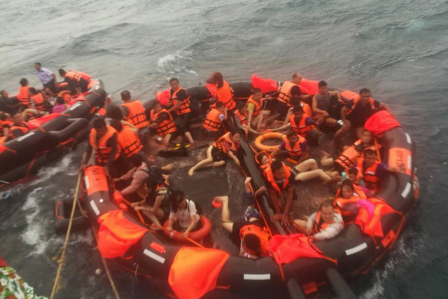 태국 푸껫에서 선박 전복 사고를 당한 관광객들이 6일(현지시간) 구명보트에서 구조를 기다리고 있다. /푸껫=신화연합뉴스