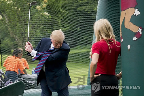 지난 5월 백악관에서 열린 골프행사에서 샷 시범을 보이는 도널드 트럼프 미국 대통령 /AP=연합뉴스