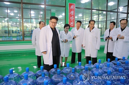 김정은 북한 노동당 위원장이 평양에 있는 룡악산샘물공장을 시찰했다고 조선중앙통신이 보도했다./연합뉴스