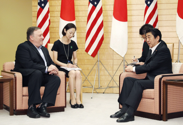아베 신조(오른쪽) 일본 총리와 마이크 폼페이오(왼쪽) 미국 국무장관이 8일 총리 관저에서 북한 비핵화 방안에 대해 논의하고 있다. 폼페이오 장관은 “북한이 완전하게 비핵화를 하기 전까지는 제재를 유지할 것”이라고 말했다. /연합뉴스