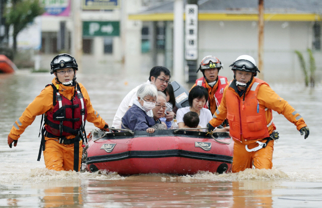 일본 서부지역에 내린 기록적은 폭우로 지금까지 62명이 죽고 6명의 중상자가 발생했다./연합뉴스