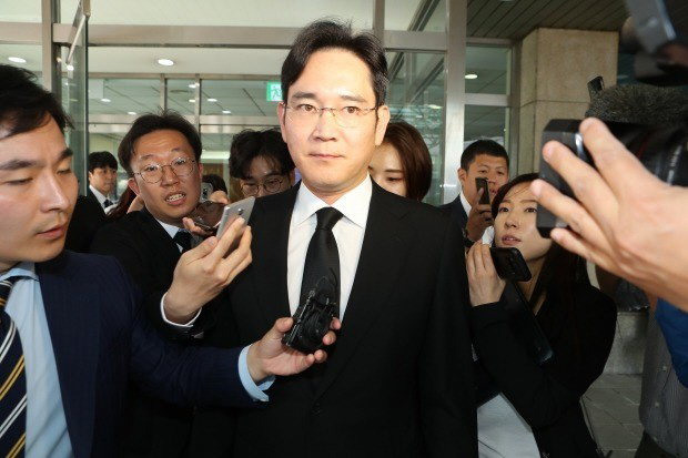 이재용 삼성 부회장, 인도행 출국…석방 후 첫 번째 공개일정서 문대통령과 ‘첫 만남’ 주목