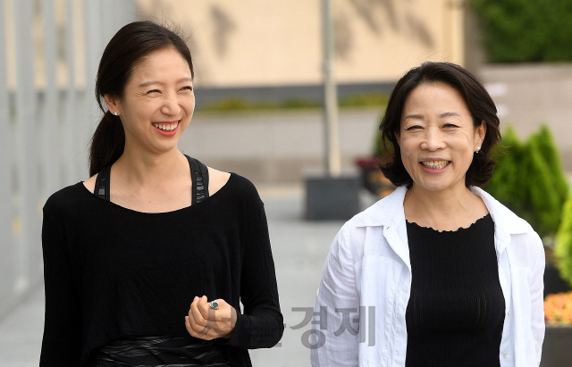 6년만에 ‘토크 투 이고르’를 재연하는 현대무용 안무가 전미숙(오른쪽) 한국예술종합학교 무용원 교수와 한국을 대표하는 차세대 안무가로 성장한 현대무용 안무가이자 이번 공연의 무용수로 출연하는 차진엽이 서울 한국예술종합학교 서초 캠퍼스에서 이야기를 나누며 환하게 웃고 있다. /이호재기자