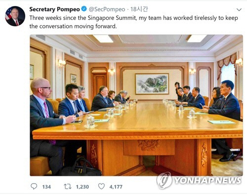 북한 평양을 방문한 마이크 폼페이오 미국 국무부 장관이 6일 김영철 노동당 부위원장 겸 통일전선부장 등 북측 인사들과 회담하는 사진을 트위터에 공개했다.