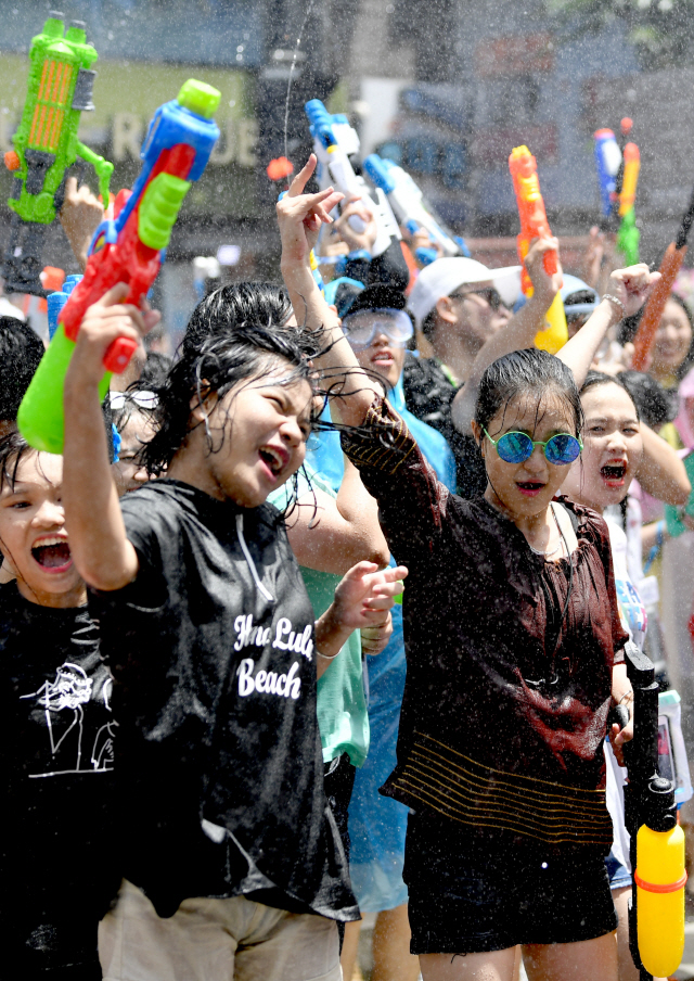 8일 오후 서울 서대문구 신촌 연세로에서 열린 제6회 신촌물총축제에서 참가자들이 축제를 즐기고 있다./송은석기자