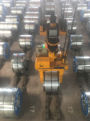 포스코ICT가 중국 허베이성 서우강징탕강철 제철소에 구축한 무인크레인 시스템이 철강제품을 운반하고 있다./사진제공=포스코ICT