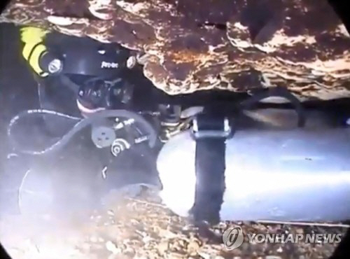 태국 동굴 소년 구조에 나선 잠수부가 폭 60cm의 난코스를 통과하는 모습/태국 네이비실 페이스북 영상 캡처