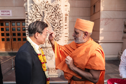인도를 국빈 방문한 문재인 대통령이 8일 오후 인도 뉴델리에 도착 후 첫 일정으로 힌두교를 대표하는 성지인 ‘악샤르담 힌두사원’을 방문, 이마에 붉은 점인 ‘틸락’을 찍고 있다./연합뉴스