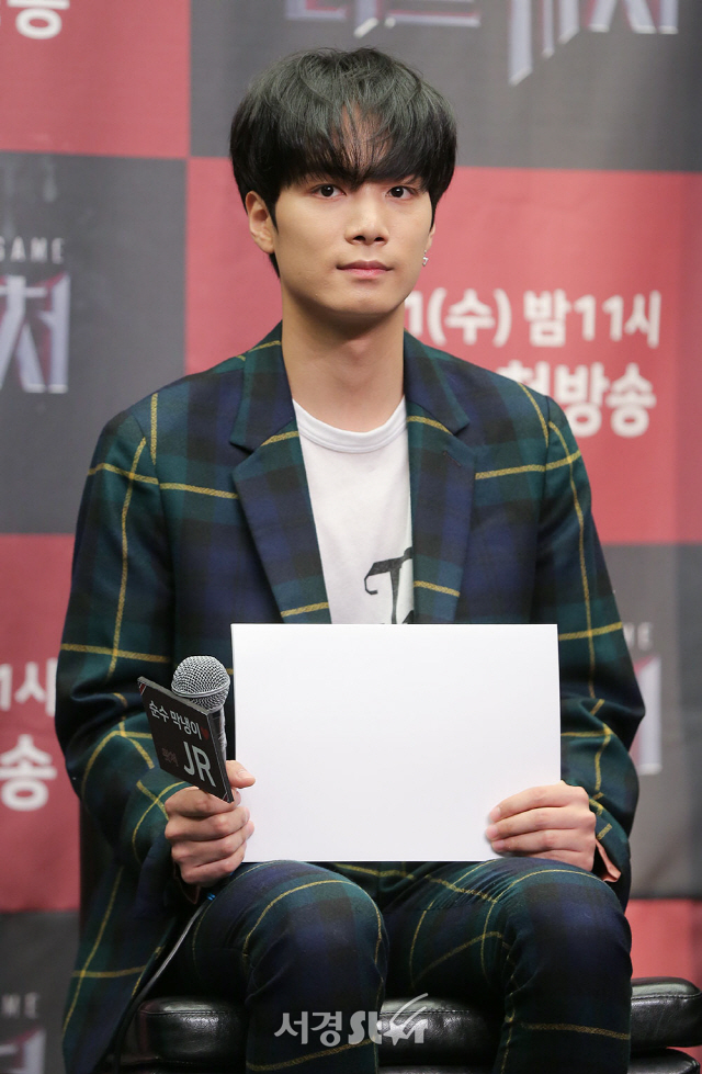 뉴이스트W JR이 9일 오전 서울 마포구 스탠포드 호텔 그랜드 볼룸에서 열린 Mnet TRUST GAME ‘러브캐처’ 제작발표회에 참석해 착석하고 있다.