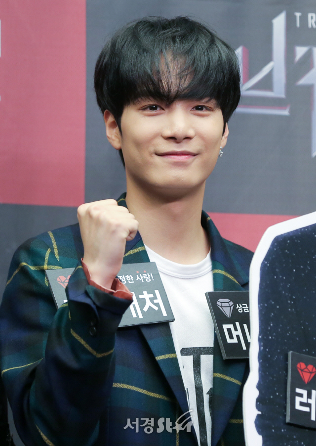 뉴이스트W JR, '부드러운 미소에 퐁당' (러브캐처 제작발표회)