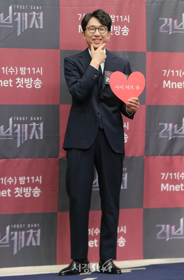 소설가 전건우가 9일 오전 서울 마포구 스탠포드 호텔 그랜드 볼룸에서 열린 Mnet TRUST GAME ‘러브캐처’ 제작발표회에 참석해 포토타임을 갖고 있다.