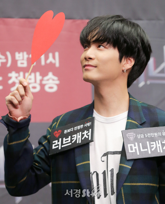 뉴이스트W JR이 9일 오전 서울 마포구 스탠포드 호텔 그랜드 볼룸에서 열린 Mnet TRUST GAME ‘러브캐처’ 제작발표회에 참석해 포토타임을 갖고 있다.