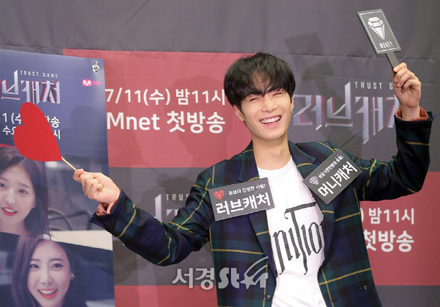 뉴이스트W JR이 9일 오전 서울 마포구 스탠포드 호텔 그랜드 볼룸에서 열린 Mnet TRUST GAME ‘러브캐처’ 제작발표회에 참석해 포토타임을 갖고 있다.