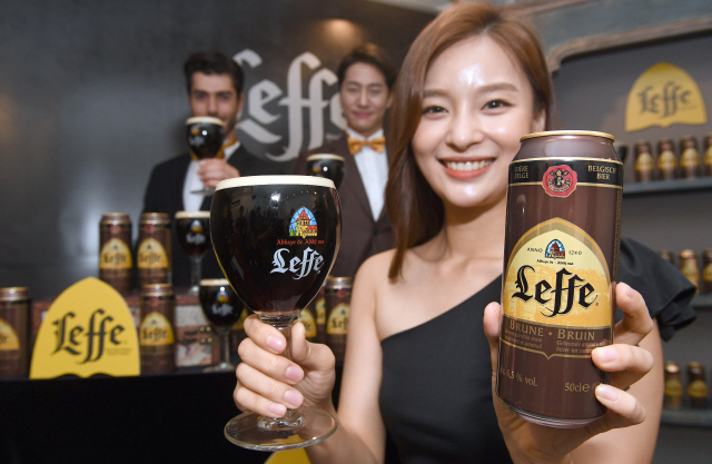 800년 이상의 역사와 전통을 자랑하는 정통 벨기에 수도원 맥주 ‘레페(Leffe)’가 ‘레페 브룬’과 ‘레페 블론드’ 2종을 한남동 헤아에서 선보이고 있다.  레페는 유럽에 전염병이 돌던 시절, 수도사들이 사람들을 살리기 위한 생명수로서 만들어진 맥주다. 중세기 수도사들의 양조 기술과 전통을 그대로 계승한 애비(Abbey) 맥주로 크리미한 거품과 부드러운 맛이 특징이다. /이호재기자.