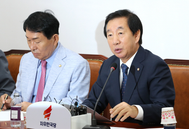 김성태(오른쪽) 자유한국당 당대표 권한대행이 9일 오전 국회에서 열린 원내대책회의에서 발언하고 있다./연합뉴스
