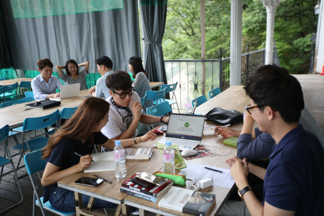 본아이에프가 매년 진행하고 있는 독서리더 양성교육 프로그램에서 직책자들이 독서법과 독서모임 운영에 대해 이야기를 하고 있다. /사진제공=본아이에프