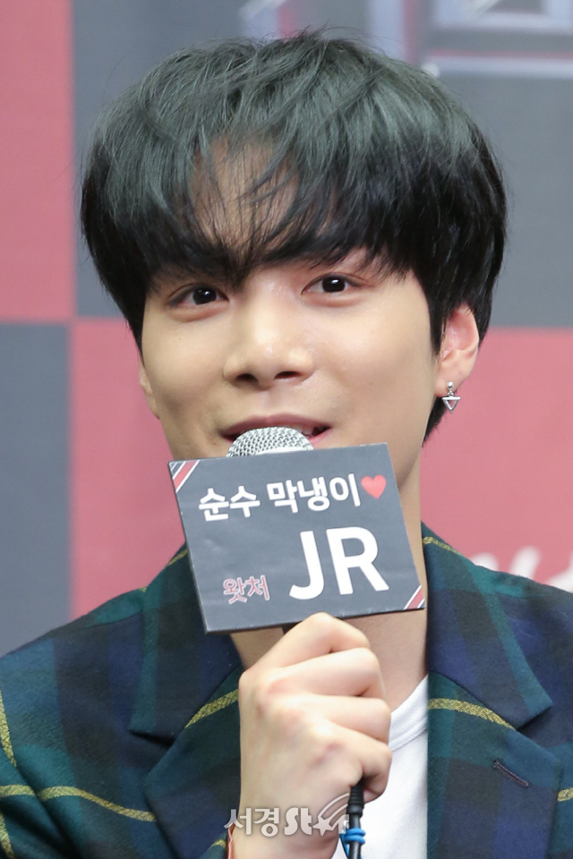 뉴이스트W JR이 9일 오전 서울 마포구 스탠포드 호텔 그랜드 볼룸에서 열린 Mnet TRUST GAME ‘러브캐처’ 제작발표회에 참석해 인사말을 하고 있다.