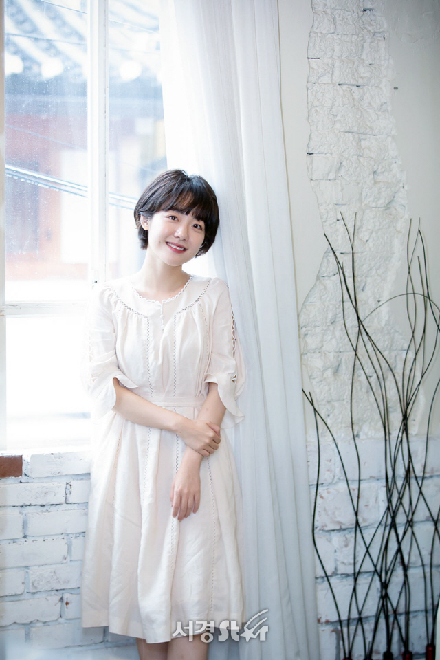 배우 소주연이 9일 오후 서울 종로구 한 카페에서 인터뷰에 앞서 포즈를 취하고 있다.