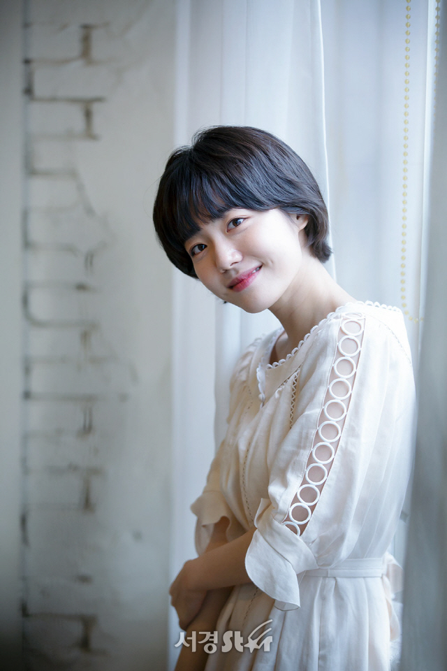 배우 소주연이 9일 오후 서울 종로구 한 카페에서 인터뷰에 앞서 포즈를 취하고 있다.