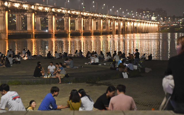 지난달 29일 밤 무더위를 식히려 많은 시민들이 찾은 한강 시민공원 군데군데에서 술판이 벌어지고 있다./송은석기자