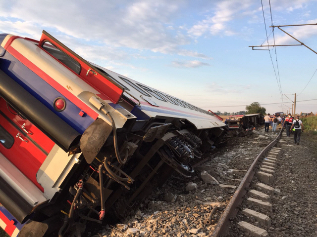 This photo take on July 8, 2018 shows a derailed train following a train accident at Corlu district, in Tekirdag.  Ten people were killed and 73 injured on July 8 when a train packed with weekend passengers derailed in northwest Turkey, sate-run TRT Haber television said, quoting the health ministry. / AFP PHOTO / DHA / DHA      <저작권자(c) 연합뉴스, 무단 전재-재배포 금지>
