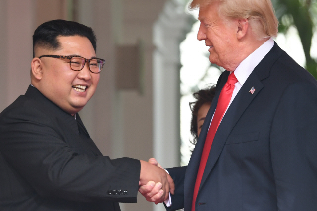 도널드 트럼프(오른쪽) 미국 대통령과 김정은 북한 국무위원장이 서로 악수를 하고 있는 모습이다./AFP연합뉴스