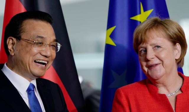 앙겔라 메르켈(오른쪽) 독일 총리와 리커창 중국 총리/EPA연합뉴스