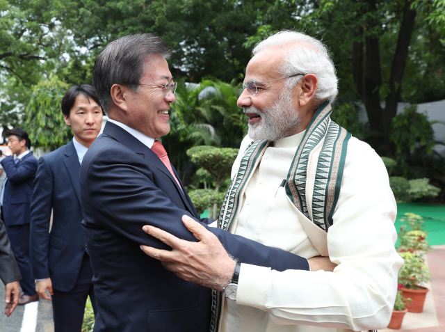 문재인 대통령이 9일 오후 뉴델리 간디 기념관에서 나렌드라 모디 총리를 만나 반갑게 포옹하며 인사하고 있다./연합뉴스