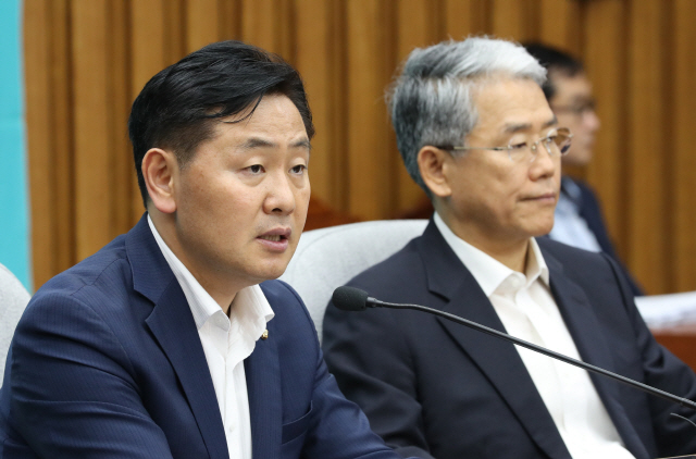 김관영(왼쪽) 바른미래당 원내대표가 지난 9일 오후 국회에서 열린 의원총회에서 발언하고 있다. /연합뉴스