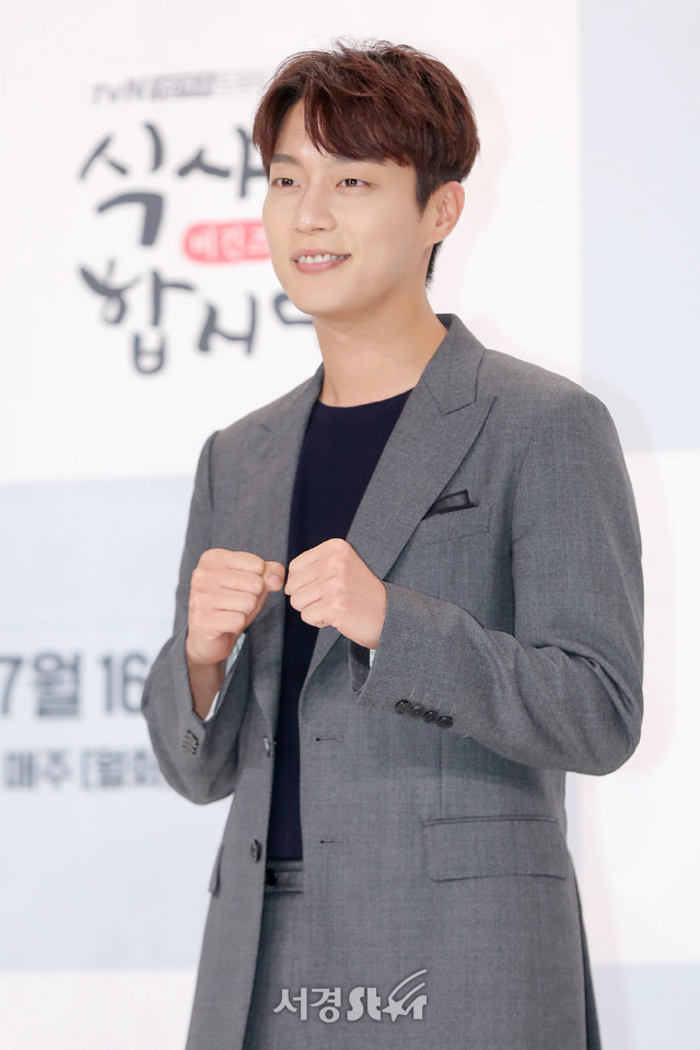 하이라이트 윤두준이 10일 오후 서울 영등포구 타임스퀘어 아모리스홀에서 열린 tvN 새 월화드라마 ‘식샤를 합시다3: 비긴즈’ 제작발표회에 참석해 포토타임을 갖고 있다.