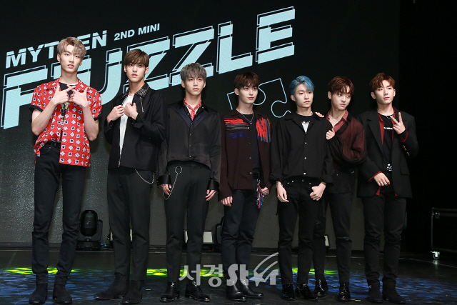 마이틴(MYTEEN) 멤버들이 2집 미니앨범 ‘F;UZZLE‘ 쇼케이스에 참석해 포토타임을 갖고 있다.