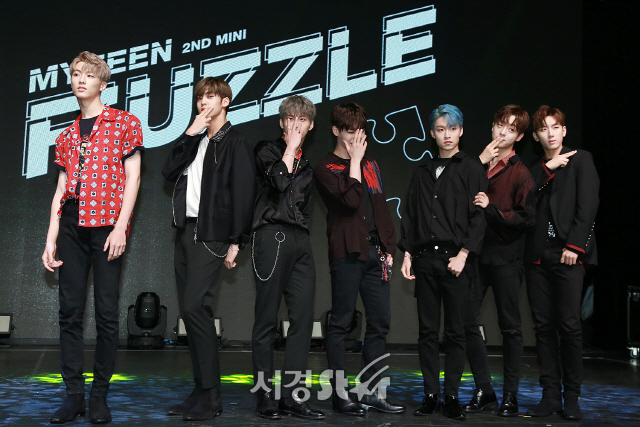 마이틴(MYTEEN) 멤버 2집 미니앨범 ‘F;UZZLE‘ 쇼케이스에 참석해 포토타임을 갖고 있다.
