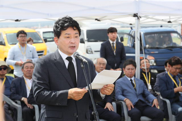 10일 오전 제주국제공항 내 1번 시굴지점에서 열린 ‘4·3 행방불명 희생자 유해발굴 개토제’에서 원희룡 제주지사가 주제사를 하고 있다./연합뉴스