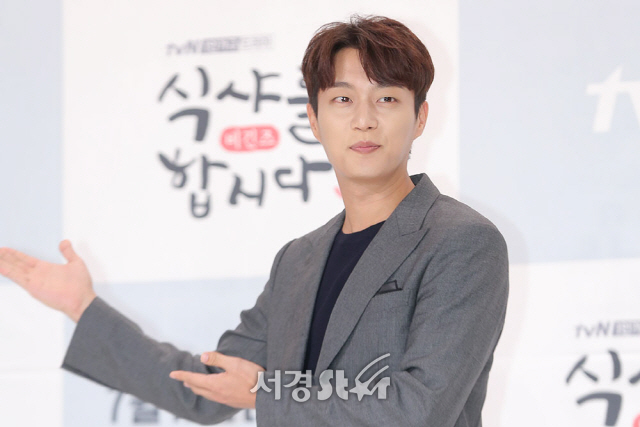 하이라이트 윤두준이 10일 오후 서울 영등포구 타임스퀘어 아모리스홀에서 열린 tvN 새 월화드라마 ‘식샤를 합시다3: 비긴즈’ 제작발표회에 참석해 포토타임을 갖고 있다.