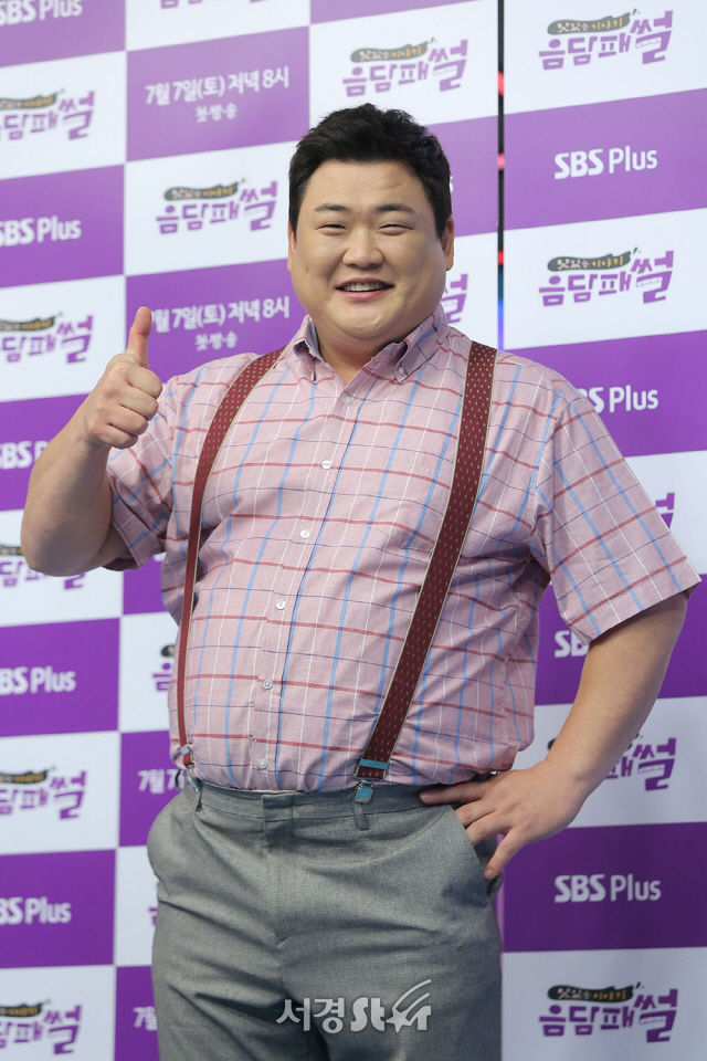 코미디언 김준현이 10일 오전 서울 양천구 목동 KT정보전산센터 11층 스튜디오에서 열린 SBS Plus 맛있는 이야기 ‘음담패썰’ 현장공개 행사에 참석해 포즈를 취하고 있다.