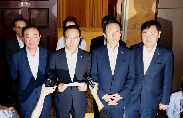 10일 오전 국회에서 열린 20대 국회 하반기 원구성을 위한 교섭단체 원내대표 부대표 회동에서 7월 국회 일정에 합의한 원내대표들이 브리핑하고 있다. 왼쪽부터 평화와정의 장병완, 더불어민주당 홍영표, 자유한국당 김성태, 바른미래당 김관영 원내대표. /연합뉴스