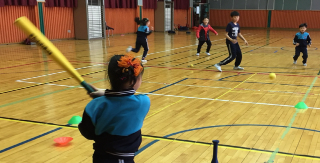 대구 청년마을기업 ‘위고스포츠’가 제공하는 실내 야구 프로그램을 아이들이 즐기고 있다. /사진제공=행정안전부