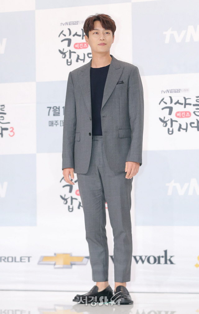 하이라이트 윤두준이 10일 오후 서울 영등포구 타임스퀘어 아모리스홀에서 열린 tvN 새 월화드라마 ‘식샤를 합시다3: 비긴즈’ 제작발표회에 참석해 포토타임을 갖고 있다.