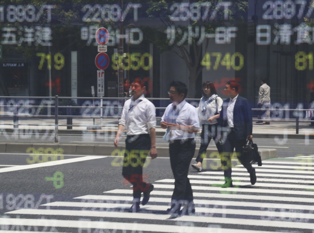일본 도쿄의 한 거리를 지나는 직장인들. /도쿄=AP연합뉴스