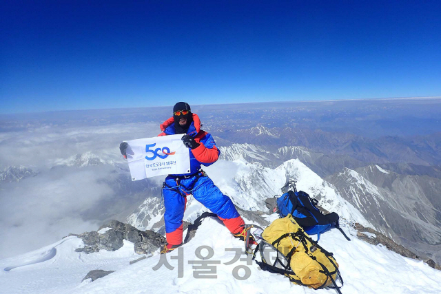 한국도로공사 김미곤 산악대장이 9일 히말라야 낭가파르바트 등정에 성공한 후 정상에서 기념촬영을 하고 있다.