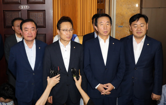 10일 오전 국회에서 열린 20대 국회 하반기 원구성을 위한 교섭단체 원내대표 부대표 회동에서 7월 국회 일정에 합의한 원내대표들이 브리핑하고 있다. 왼쪽부터 장병완 평화와정의, 홍영표 더불어민주당, 김성태 자유한국당, 김관영 바른미래당 원내대표./연합뉴스