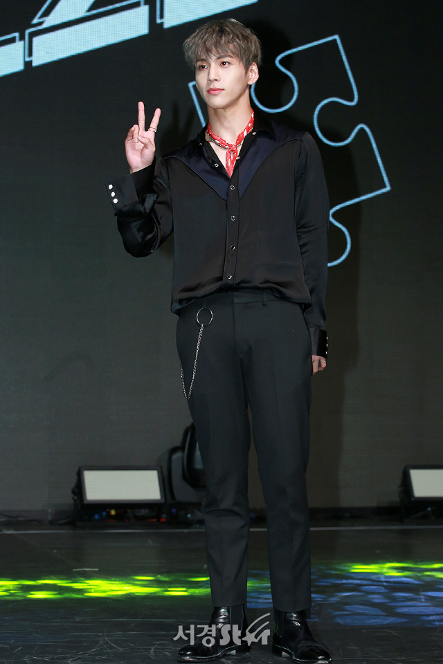 마이틴(MYTEEN) 멤버 김국헌이 2집 미니앨범 ‘F;UZZLE‘ 쇼케이스에 참석해 포토타임을 갖고 있다.