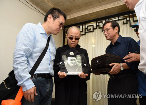 중국 반체제 작가이자 노벨 평화상 수상자 류샤오보의 부인 류샤(가운데). /연합뉴스