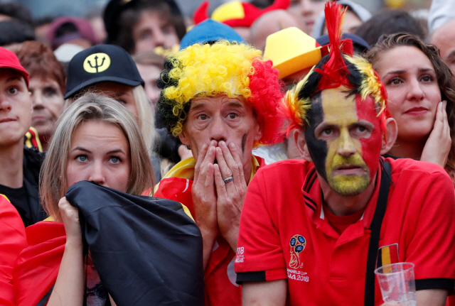 10일(현지시간) 러시아 상트페테르부르크의 상트페테르부르크 스타디움에서 열린 2018 러시아 월드컵 준결승에서 벨기에가 프랑스에 0-1로 패해 결승 진출이 좌절되자 벨기에 브뤼셀에서 중계방송으로 이를 지켜보던 축구팬들이 안타까운 표정을 짓고 있다.  /브뤼셀=연합뉴스