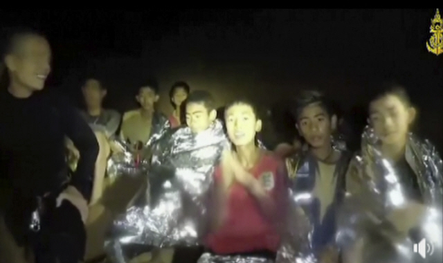 태국 치앙라이주(州) 매사이 지구 탐 루엉 동굴 안에서 고립된 소년들이 태국 네이비실 잠수대원들과 함께 있는 모습./AP연합뉴스