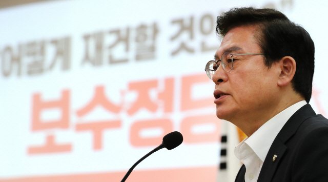 정우택 자유한국당 정우택 의원이 11일 오전 국회 의원회관에서 열린 보수정당 ’어떻게 재건할 것인가?‘ 세미나에서 환영사 하고 있다. /연합뉴스