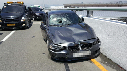 택시기사를 충격한 BMW 차량 /부산 강서경찰서 제공=연합뉴스