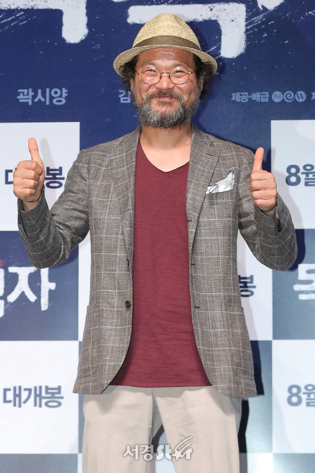 배우 김상호가 11일 오전 서울 강남구 CGV 압구정에서 열린 영화 ‘목격자’ 제작보고회에 참석해 포토타임을 갖고 있다.